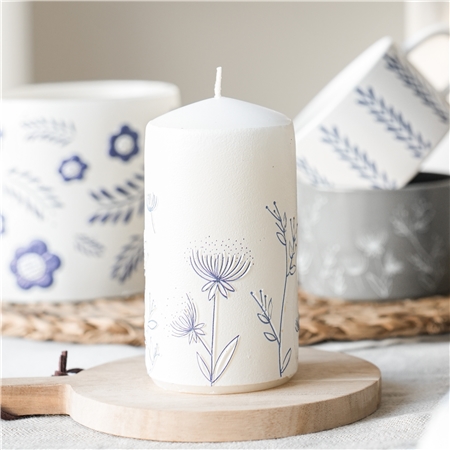 Bougie blanche avec décoration florale