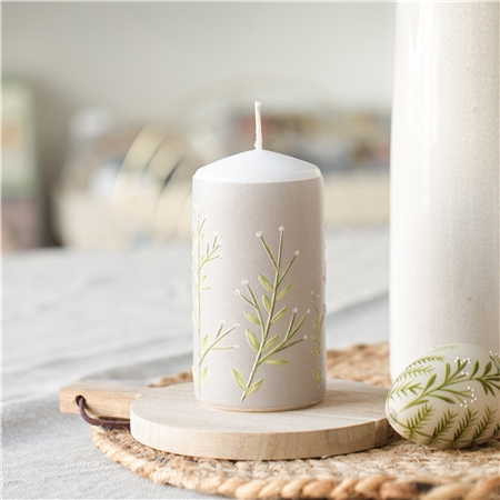 Bougie beige avec décoration en myrte