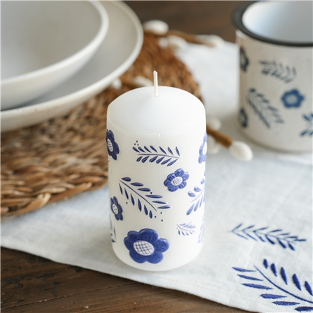 Bougie blanche avec décoration florale
