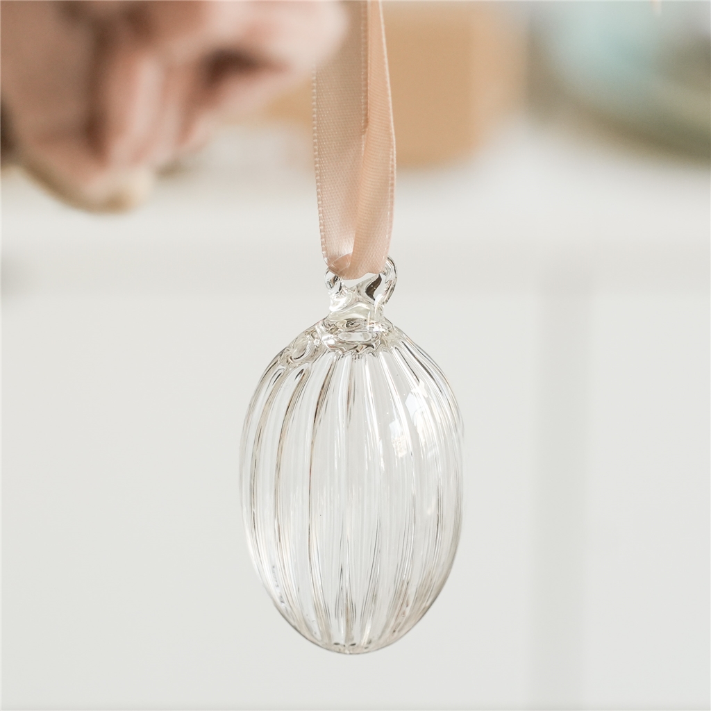 Oeuf de Pâques en verre avec indentations