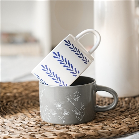 Mug gris avec décoration végétale