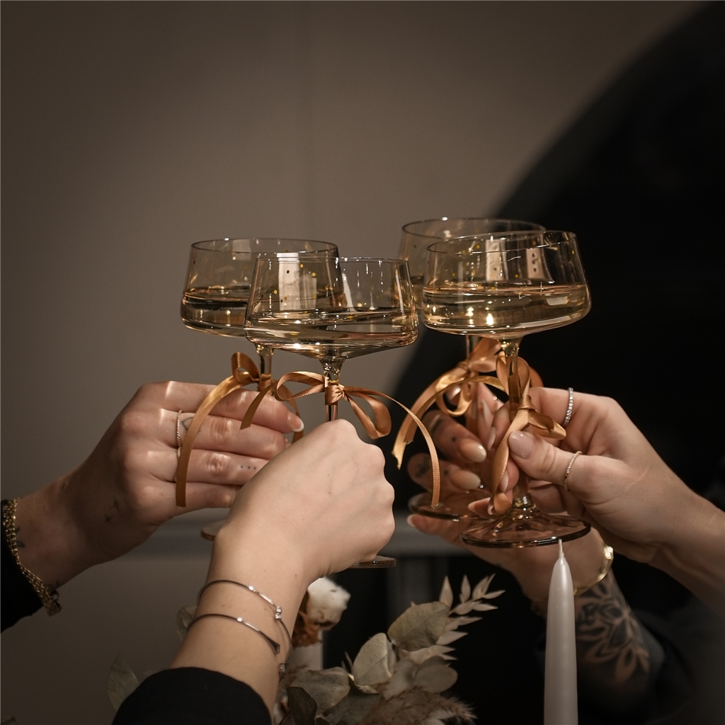 Ensemble de verres à cocktail dorés à pois