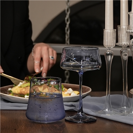 Un ensemble de verres à cocktail bleus au décor givré
