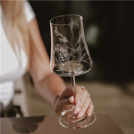 Ensemble de verres à vin taillés à décor de brindilles