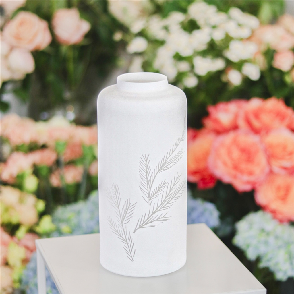 Grand vase en verre blanc à décor de brindilles