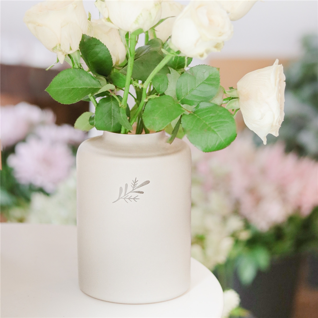 Vase bas en verre beige à décor de brindilles