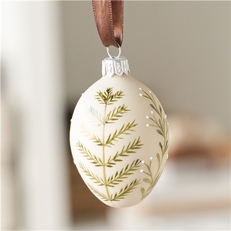 Oeuf de Pâques beige avec plante