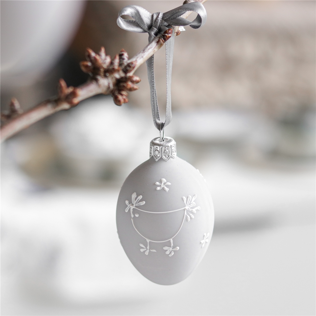 Oeuf de Pâques gris mat avec décoration de poule
