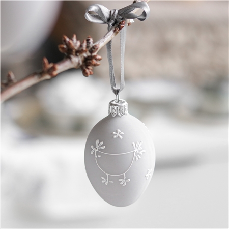 Oeuf de Pâques gris mat avec décoration de poule