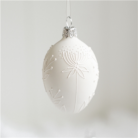 Oeuf de Pâques blanc mat avec décoration végétale