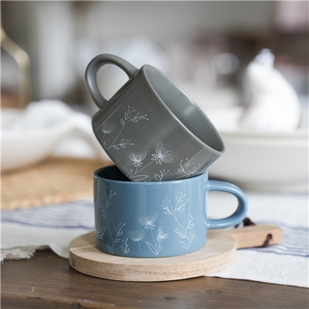 Mug bleu avec décoration végétale