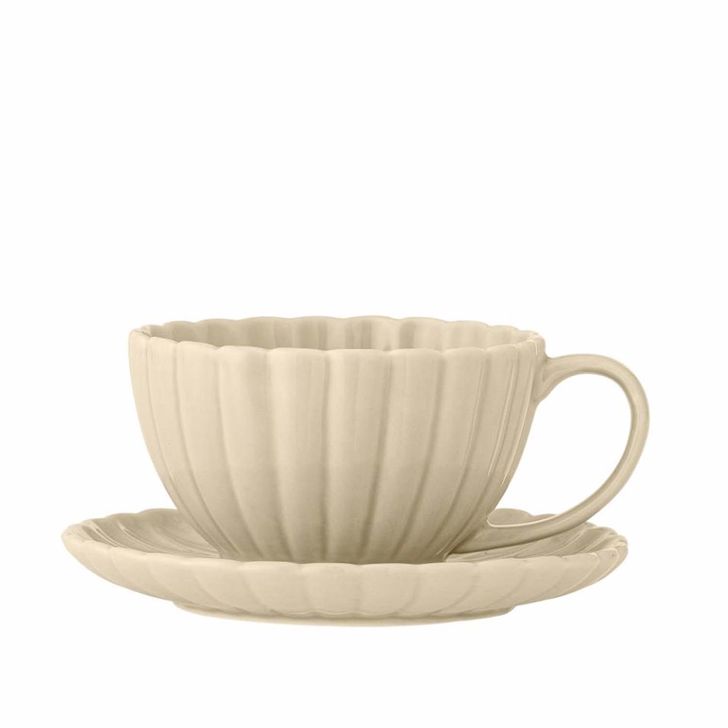 Tasse beige avec soucoupe