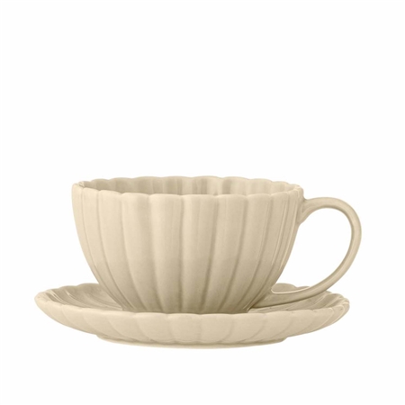 Tasse beige avec soucoupe