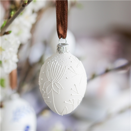 Oeuf de Pâques blanc mat avec décoration végétale