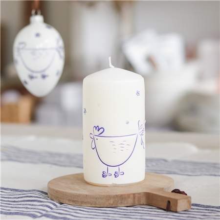 Bougie blanche avec décoration de poule