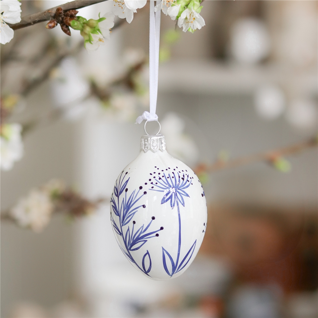 Oeuf de Pâques en porcelaine blanche avec décoration végétale