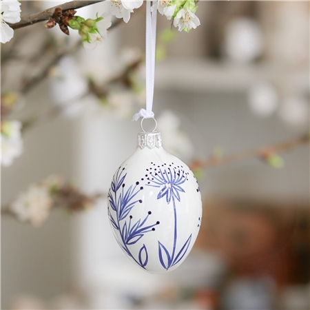 Oeuf de Pâques en porcelaine blanche avec décoration végétale