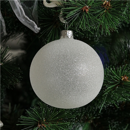 Boule en verre avec des paillettes blanches