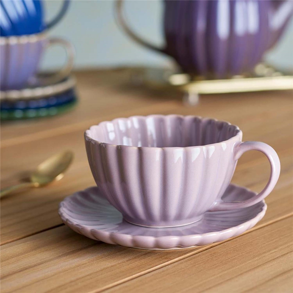 Tasse rose avec soucoupe