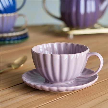 Tasse rose avec soucoupe