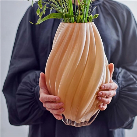 Vase en verre beige torsadé