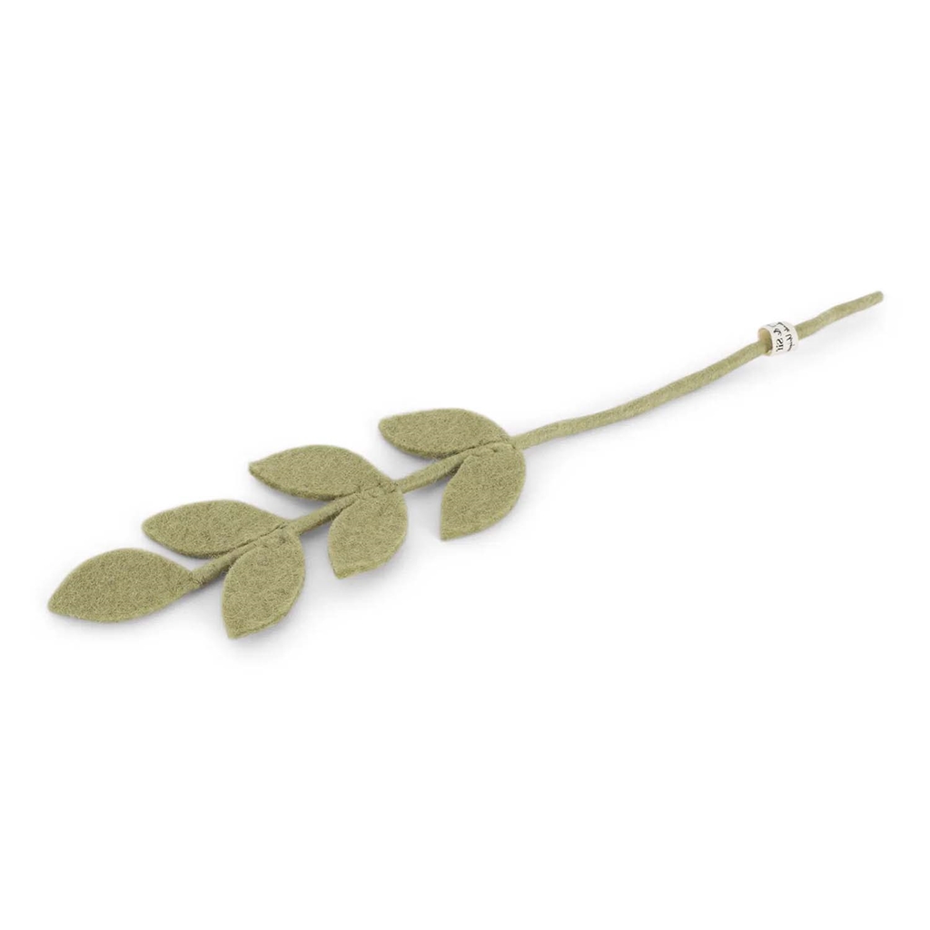 Branche en feutre avec feuilles vertes