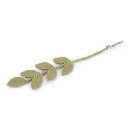 Branche en feutre avec feuilles vertes