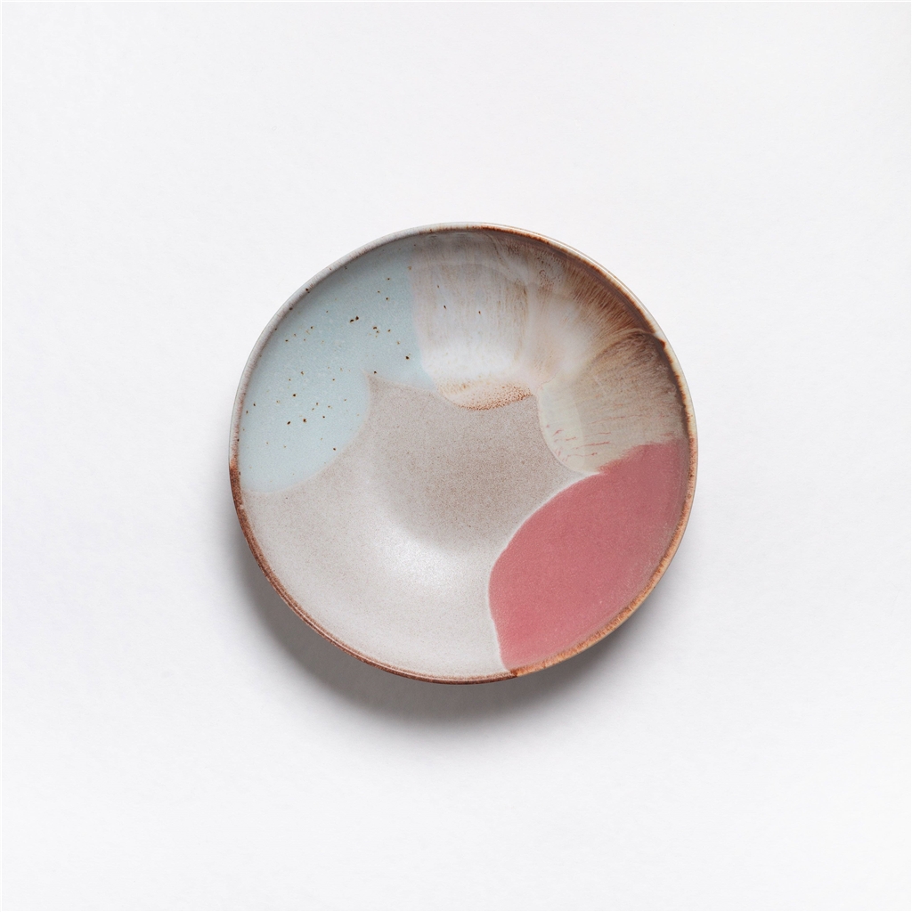 Assiette creuse avec glaçure pastel colorée
