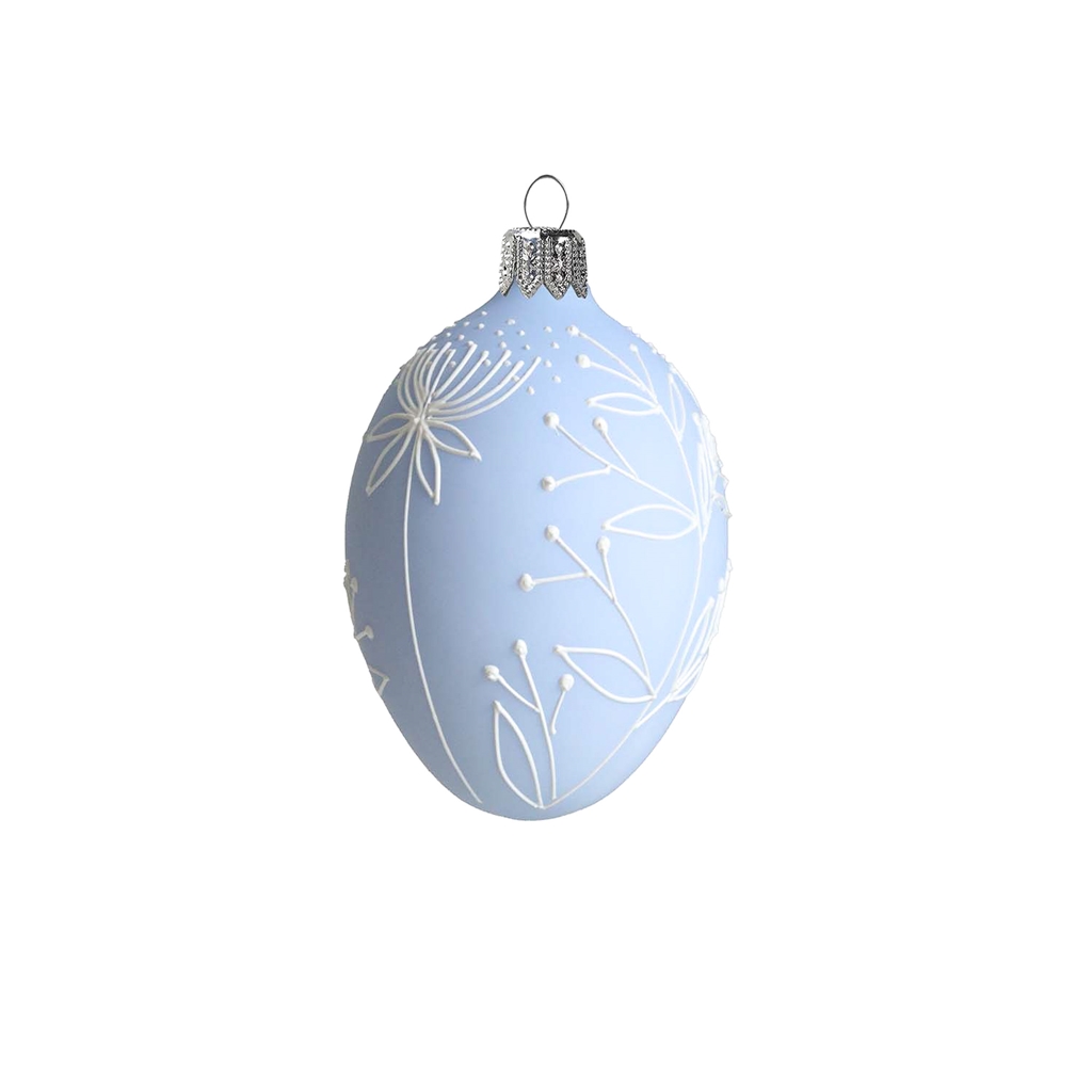 Œuf de Pâques avec décoration florale en bleu pastel