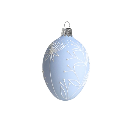 Œuf de Pâques avec décoration florale en bleu pastel