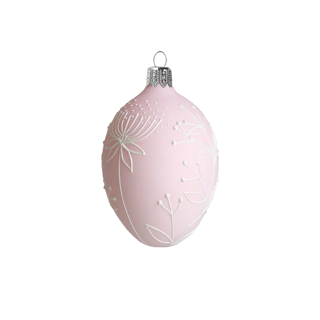 Œuf de Pâques avec décoration florale en rose pastel