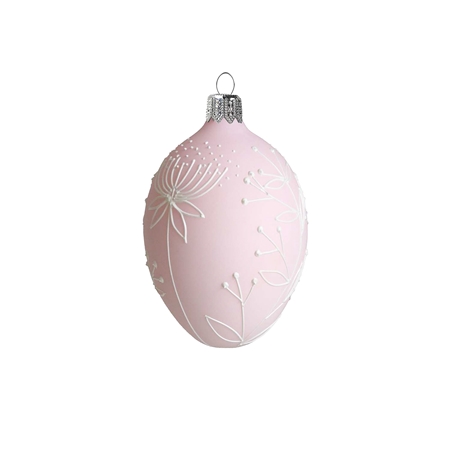 Œuf de Pâques avec décoration florale en rose pastel