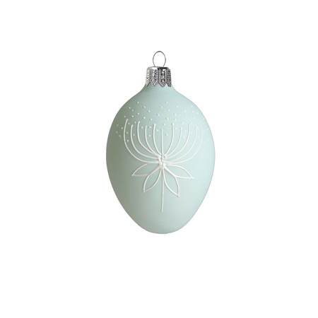 Œuf de Pâques avec décoration florale en vert pastel