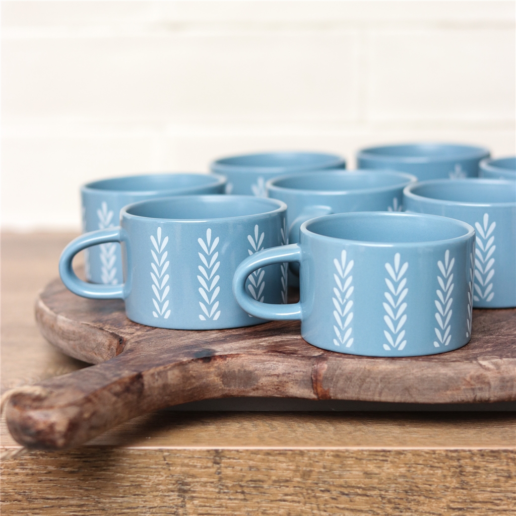 Mug bleu avec décoration de feuilles