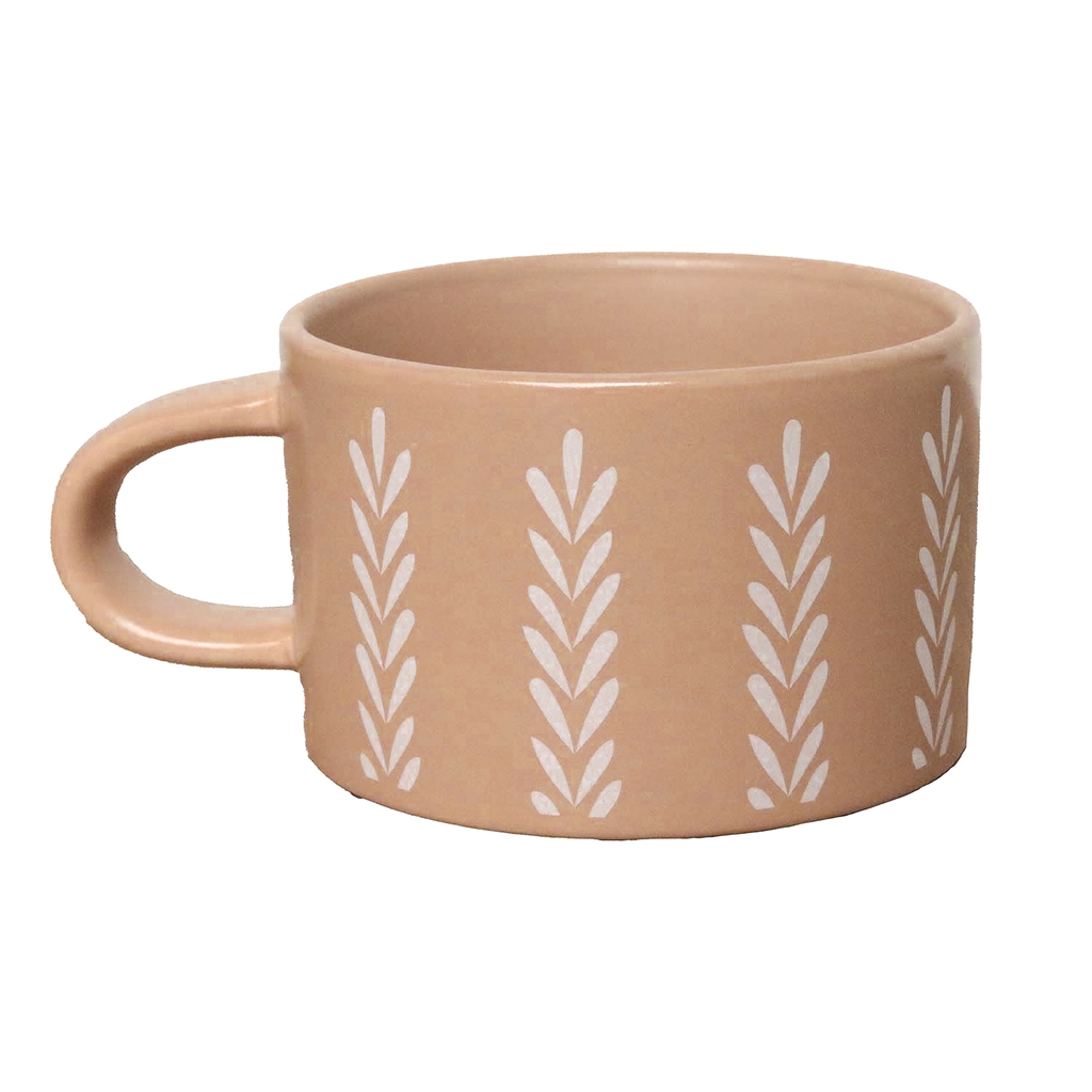 Mug marron avec décoration de feuilles