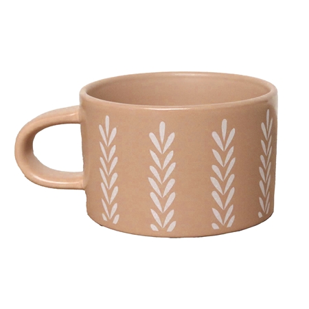 Mug marron avec décoration de feuilles