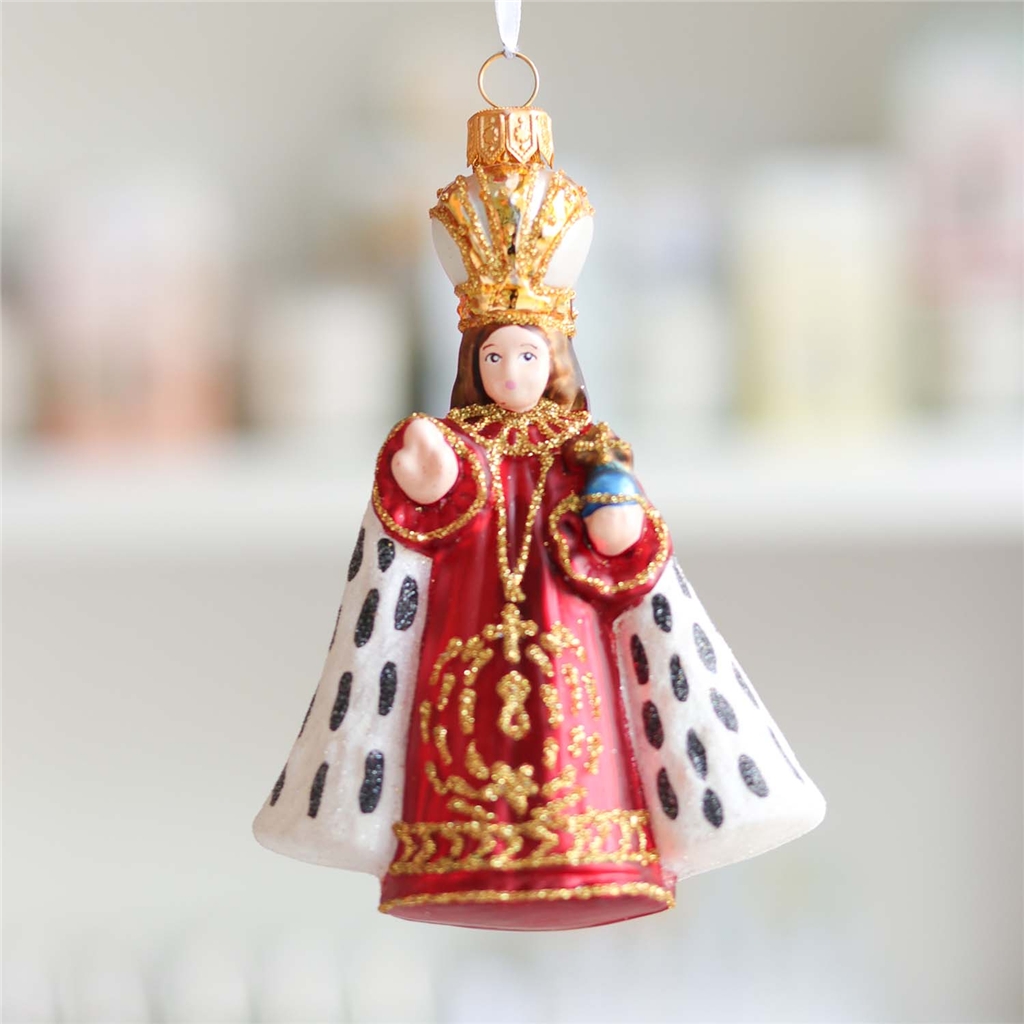 Bébé Jesus dans une robe aux pois