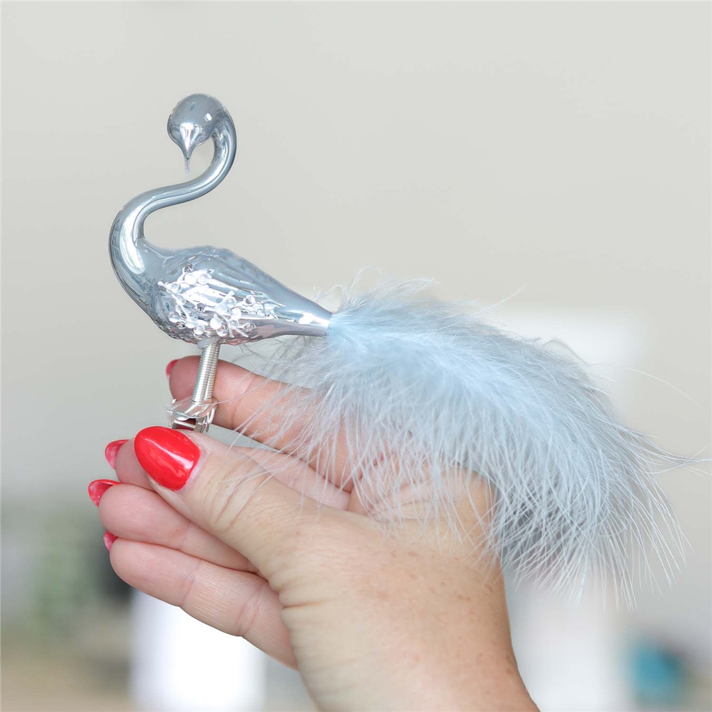 Cygne gris-bleu glacé avec des strass
