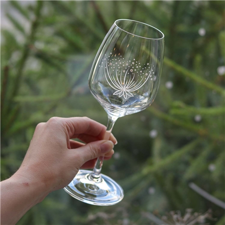 Verre à vin peint à la main avec une fleur