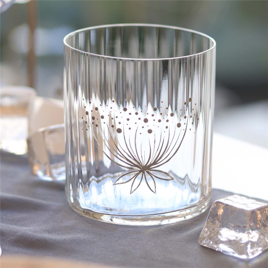 Verre peint à la main avec une fleur, gris