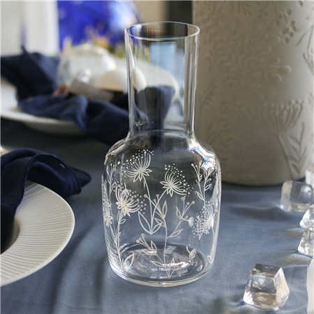 Carafe peinte à la main avec une fleur