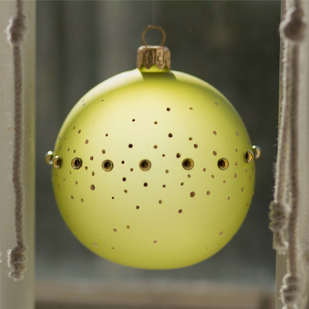 Ornement en verre de couleur vert mat avec décor de perles dorées et de pois
