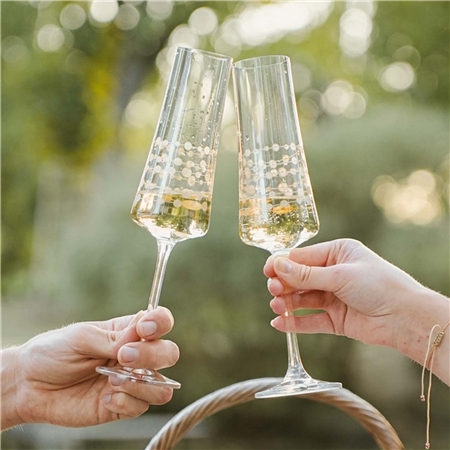 Un ensemble de coupes à champagne avec une chaîne en or
