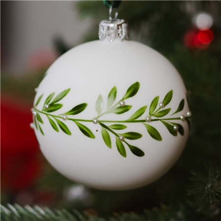 Boule en blanc avec un décor de gui